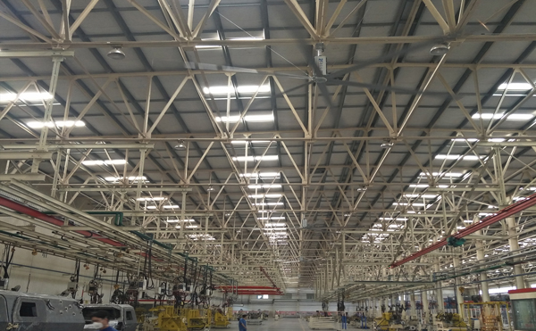 车间惠东大型吊扇和工业排风扇有什么区别？的图片